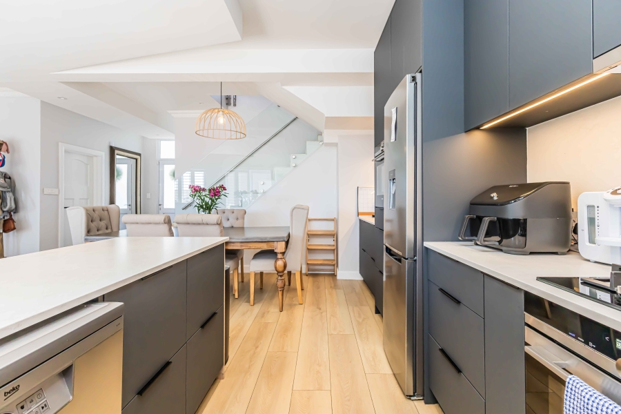 4 Bedroom Property for Sale in Sea Point Western Cape